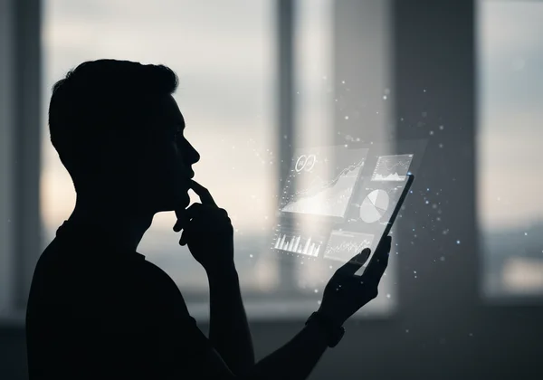 Persona che riflette, considerando i passi successivi dopo l’auto-screening